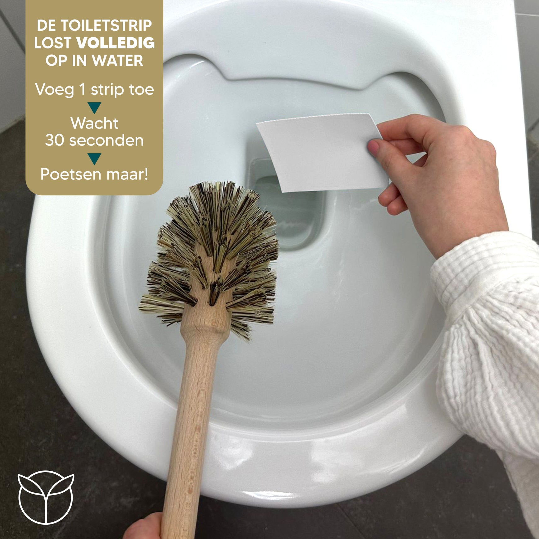 Toiletreinigerstrips in de wc doen voor poetsen.